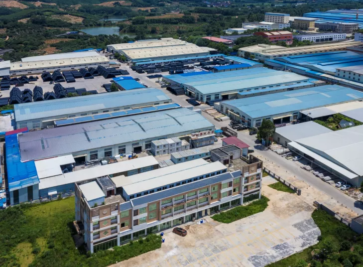 興輝騰集團五大生產基地現有PE給水管、鋼絲網骨架復合管、FRPO-W型水管、CPVC-M電力管、PRCW水管、鋼帶復合管、HDPE雙壁波紋管、鋼帶螺旋波紋管、PE燃氣管、MPP電力電纜保護管、CPVC埋地式電力電纜護套管、PVC-U通訊用多孔管、PVC-U雙壁波紋管、HDPE中空壁纏繞管、灌溉管、克拉管、各類配套管件系列等產品，以上產品規格型號齊全，庫存豐富，可按需定制。歡迎來電咨詢：18081009120